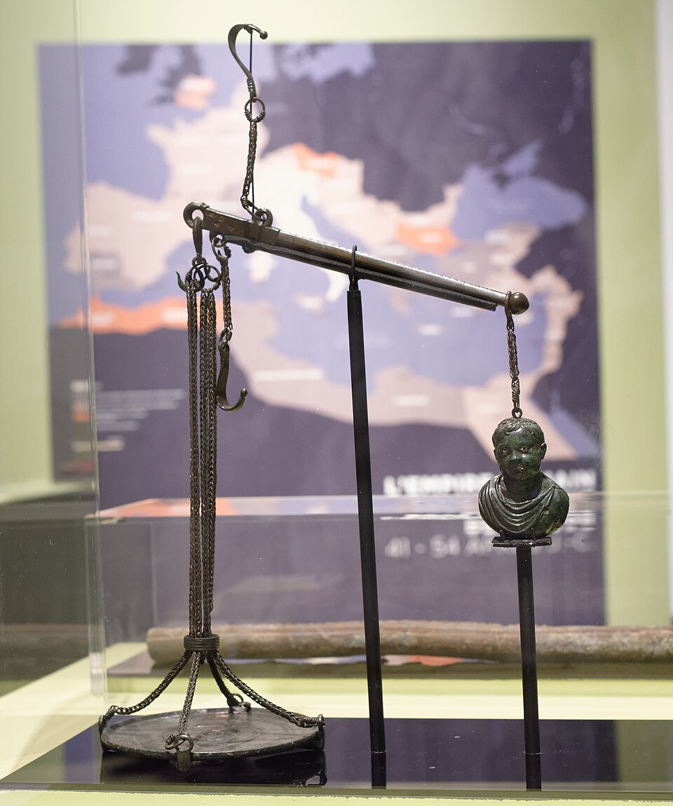 Balança romana de bronze com o peso em forma de busto, encontrada em Pompeia